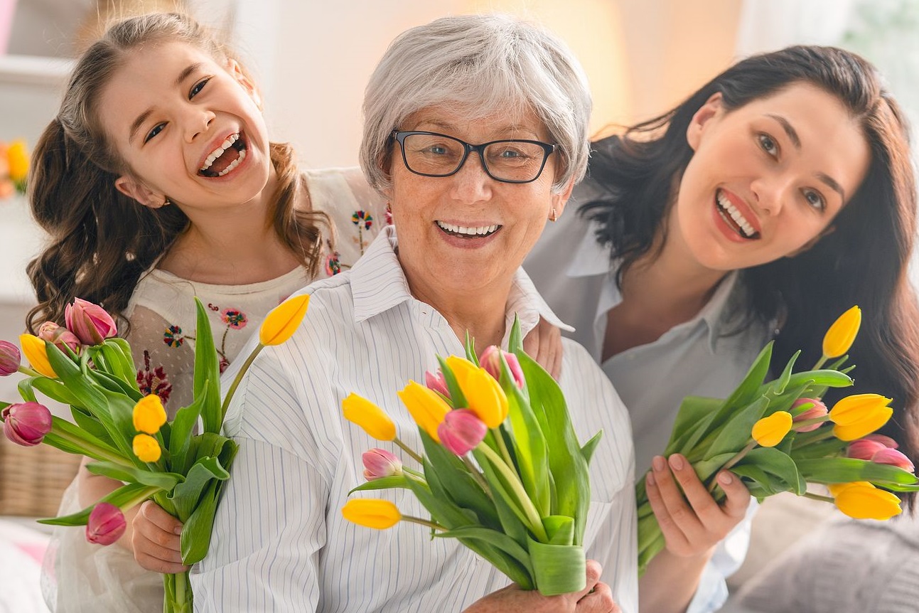 Bạn hãy chọn loại hoa mẹ yêu thích và gửi kèm tấm thiệp chúc mừng Bạn hãy chọn loại hoa mẹ yêu thích và gửi kèm tấm thiệp chúc mừng